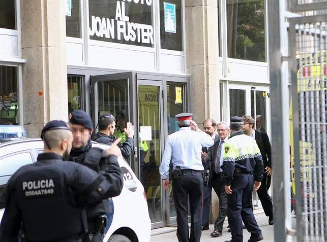 El asalto al IES Joan Fuster: la ballesta casera, el profesor Abel Martínez y el expediente que acabó fuera de los juzgados penales