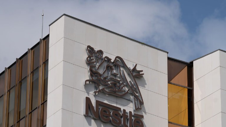 La Trampa Blanca: El Biberón que Apagó una Vida y Puso a Nestlé contra las Cuerdas