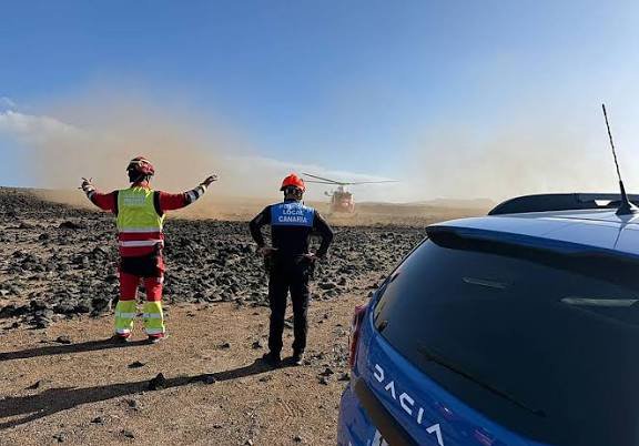 El Mar Engulle la Esperanza: Lanzarote Busca Desesperadamente al Joven Desaparecido en Los Charcones