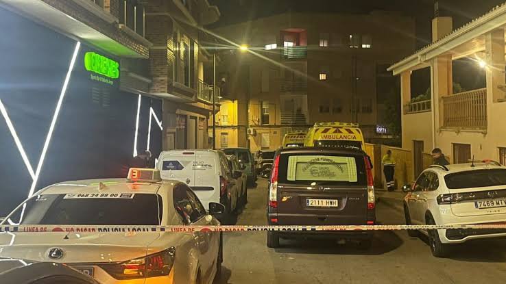 El Vuelo Mudo de la Calle Maestro Miguel Hernández: Un Cuerpo que Nadie Espera