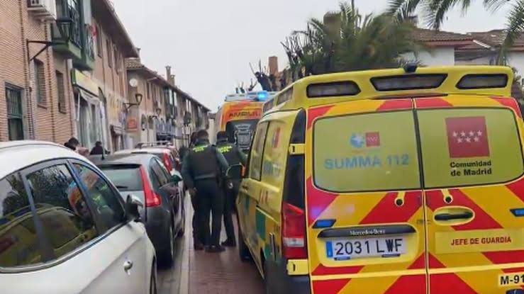Horror químico en Sevilla la Nueva: Una madre lucha por sobrevivir tras ser quemada y torturada frente a su bebé