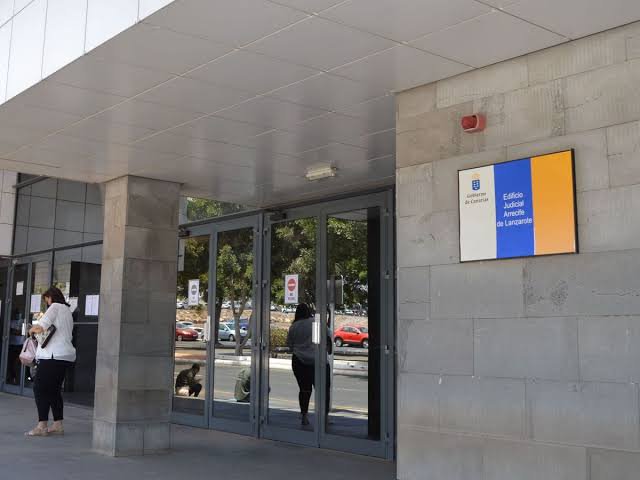 El cóctel de la desolación en Arrecife: La joven que pidió ayuda y encontró el olvido