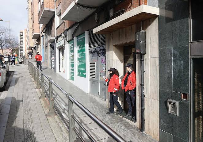 El último café de Luis: Luto y flores blancas en la persiana del Bar Fernan en Uribarri