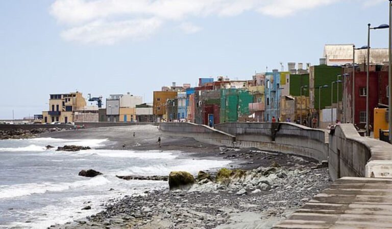 Las Palmas de Gran Canaria (Canarias): El Barrio De San Cristóbal Y El Bebé Mojado En Brazos