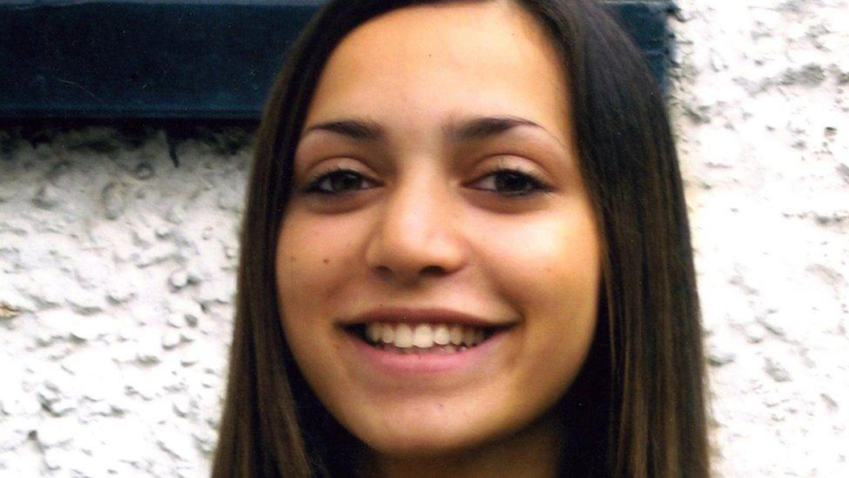 Meredith Kercher: la estudiante británica cuyo nombre quedó atrapado entre un crimen, un circo mediático y una absolución histórica