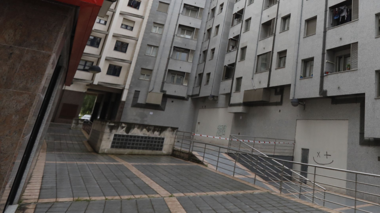 Oviedo: La Argañosa, El Desfibrilador Y Un Patio Interior