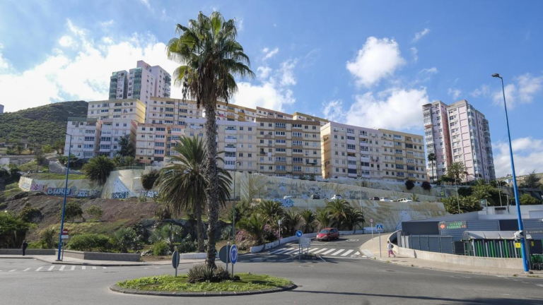 Las Palmas De Gran Canaria (San Cristóbal): El Paseo Descalzo Con Una Bebé Sin Vida