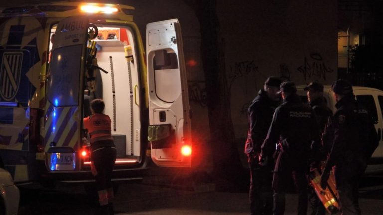 Ciutadella (Menorca): Una Discusión en un Bar, Dos Puñaladas al Pecho y un Brazo que Se Puso en Medio