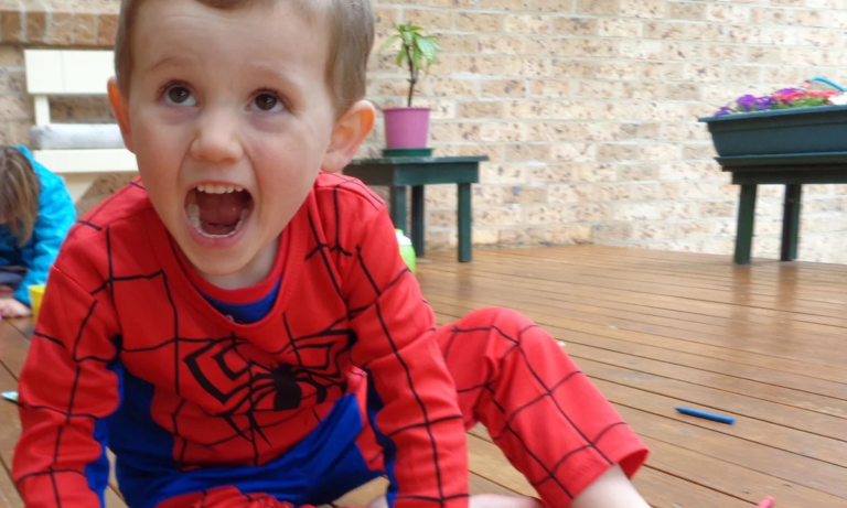 El niño del traje de Spider-Man: la mañana en que Kendall se quedó sin voz