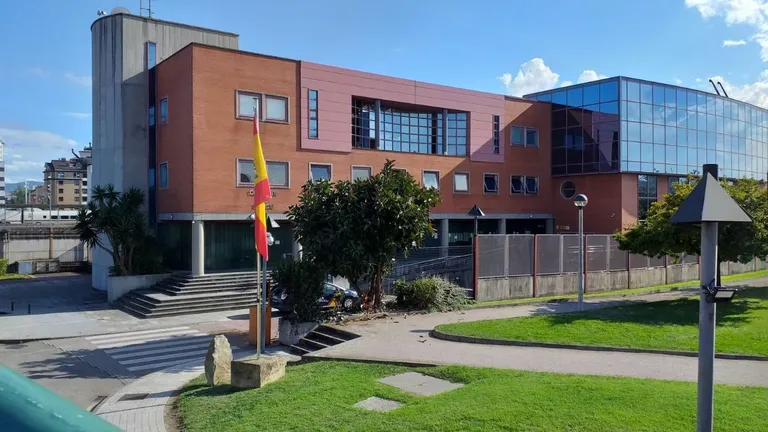 Gijón (Asturias): Fomento A Las 5:00, El Móvil Y La Caída Por El Pedrero