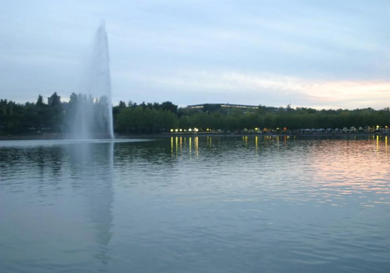 Madrid: El Cuerpo en el Lago de la Casa de Campo y la Tarde que se Detuvo el Paseo