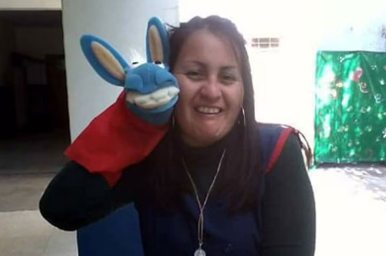 Santa Fe (Argentina): La Puerta Del Colegio, Las Ojotas Ofrecidas Y El Nombre De Vanesa Castillo